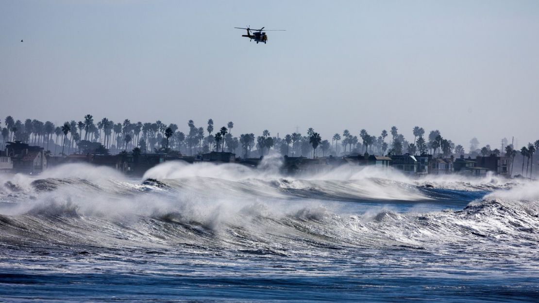 Un helicóptero patrulla la costa al sur del muelle de Ventura el 28 de diciembre de 2023.