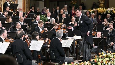 Christian Thielemann dirige la Orquesta Filarmónica de Viena durante la actuación previa del "Concierto de Año Nuevo 2019" en Viena, Austria, 30 de diciembre de 2018.