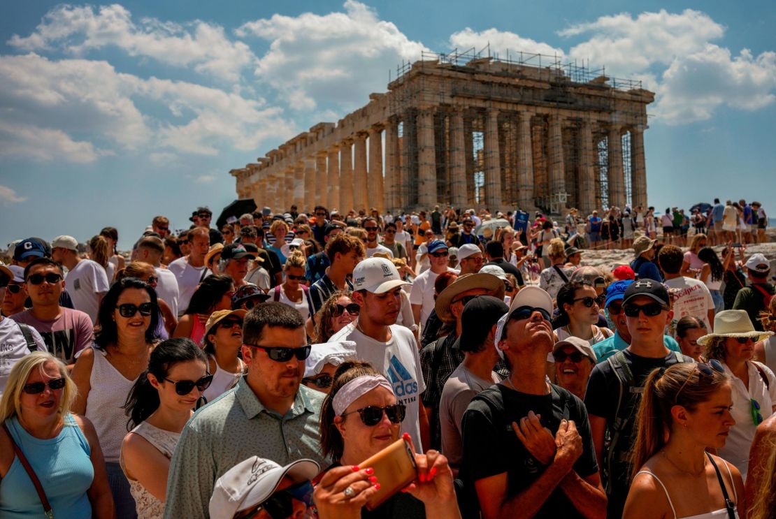Atenas limitó el número de visitantes a la antigua Acrópolis en el verano de 2023. Crédito: Thanassis Stavrakis/AP