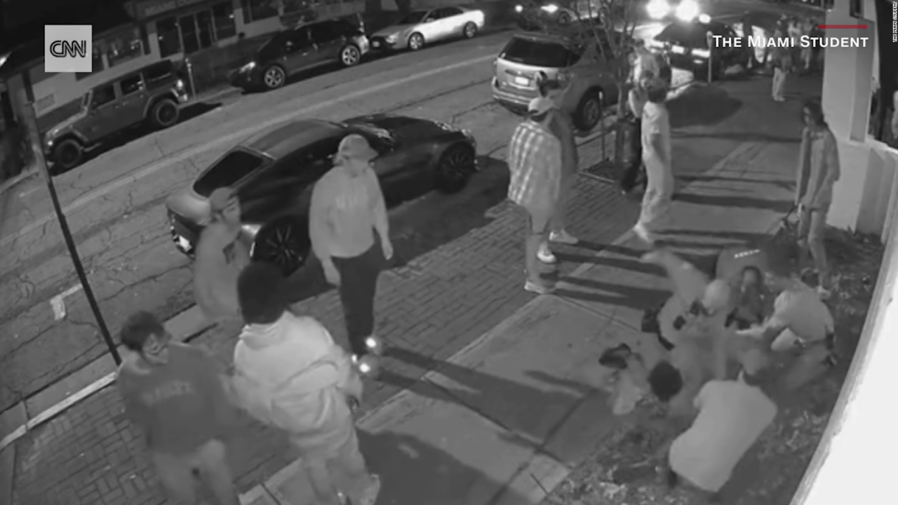 CNNE 1537110 - video muestra a un policia golpeando a un jugador universitario