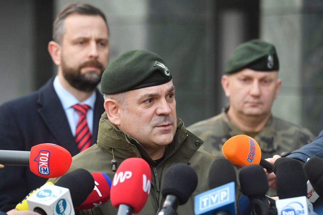 El jefe del Estado Mayor, el general Wiesław Kukuła, habla con los medios de comunicación tras una reunión de seguridad nacional el viernes.