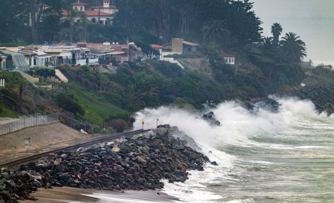 Grandes olas rompen en la costa y sobre las vías del ferrocarril en el sur de San Clemente el viernes 28 de diciembre de 2023 por la mañana. Por segundo día, fuertes olas continuaron azotando las playas del sur de California, provocando inundaciones y erosión de las playas.