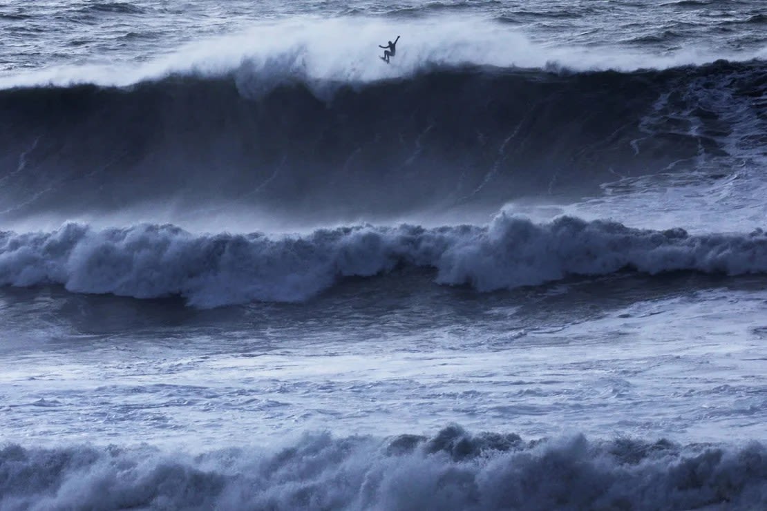 Un surfista toma un poco de aire de una ola en Mavericks Beach, cerca de Half Moon Bay, California, el 28 de diciembre.