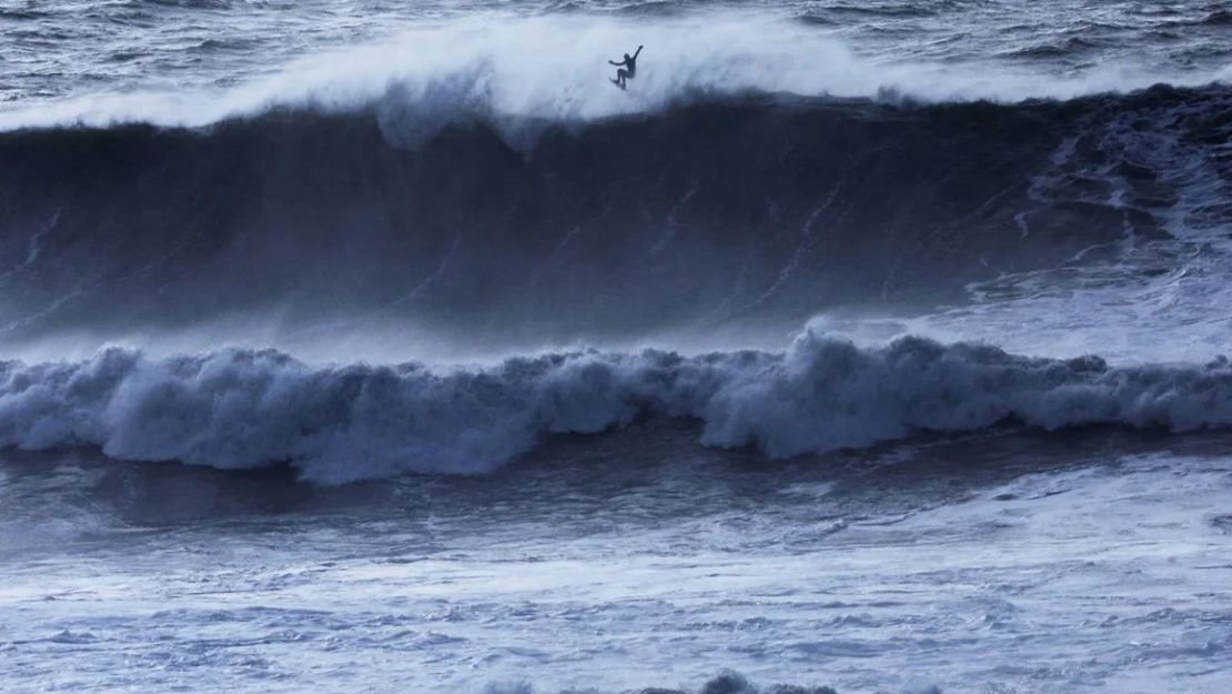 Un surfista toma un poco de aire de una ola en Mavericks Beach, cerca de Half Moon Bay, California, el 28 de diciembre de 2023.