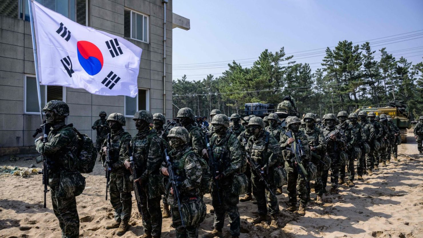 Marines surcoreanos participan en el "Ejercicio Ssangyong 2023", una operación conjunta de desembarco de marines estadounidenses y surcoreanos en el puerto suroriental de Pohang, el 29 de marzo de 2023.