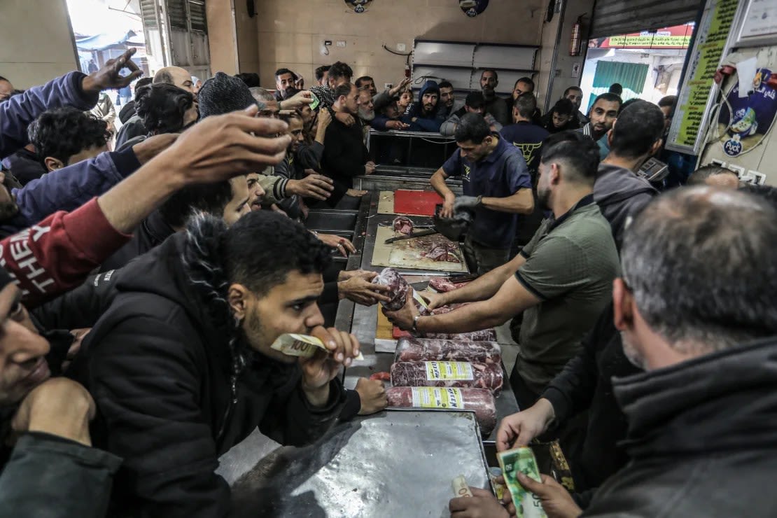 Los palestinos se aglomeran para comprar carne congelada después de que las autoridades israelíes le permitieran entrar desde el cruce de Karem Shalom hacia la Ciudad de Gaza. Esta es la primera vez que entra carne congelada desde que comenzó la guerra entre Israel y Hamas.