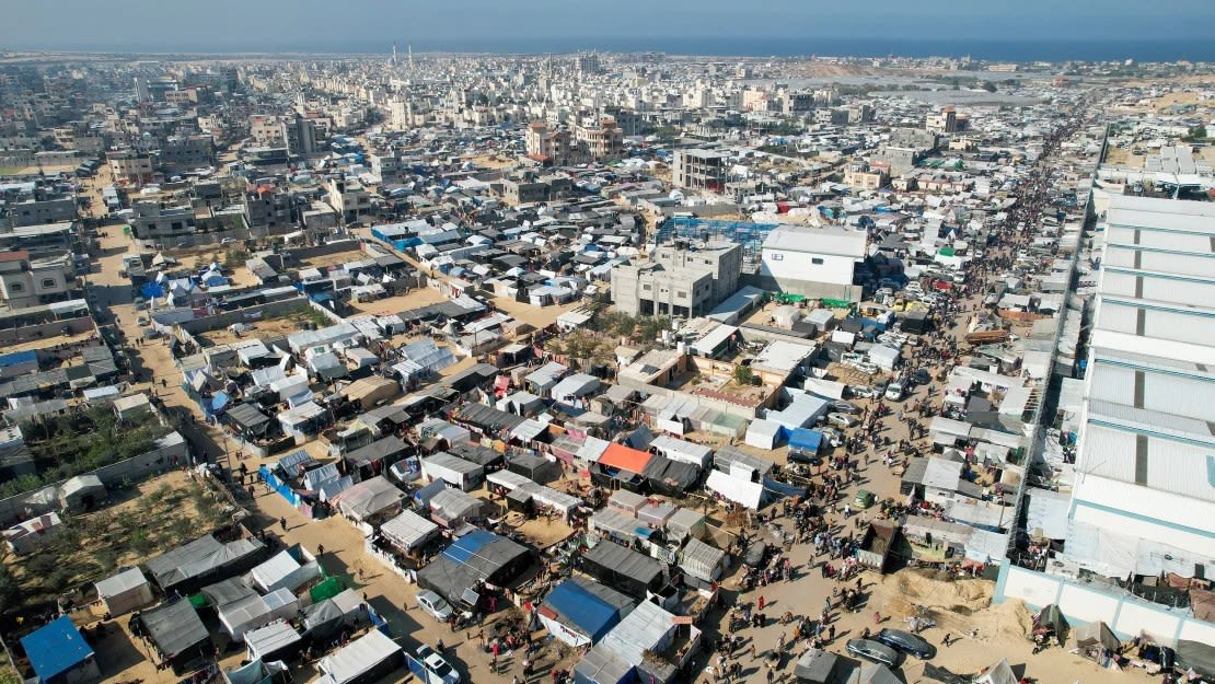 Palestinos desplazados, que huyeron de sus hogares debido a los ataques israelíes, se refugian en un campamento de tiendas de campaña en Rafah, sur de Gaza, el 29 de diciembre de 2023.