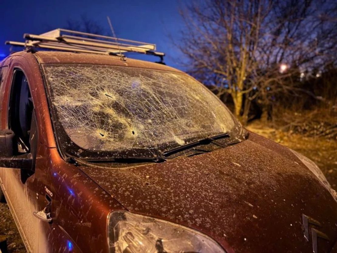 Una vista muestra un automóvil dañado tras lo que se dijo fue un bombardeo de las fuerzas ucranianas durante el conflicto entre Rusia y Ucrania, en Belgorod, Rusia. Crédito: Gobernador de la región rusa de Belgorod, Vyacheslav Gladkov, vía Reuters