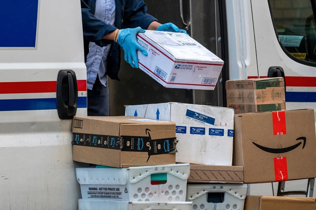 Un trabajador del Servicio Postal de Estados Unidos entrega paquetes en San Francisco el 27 de noviembre de 2023.