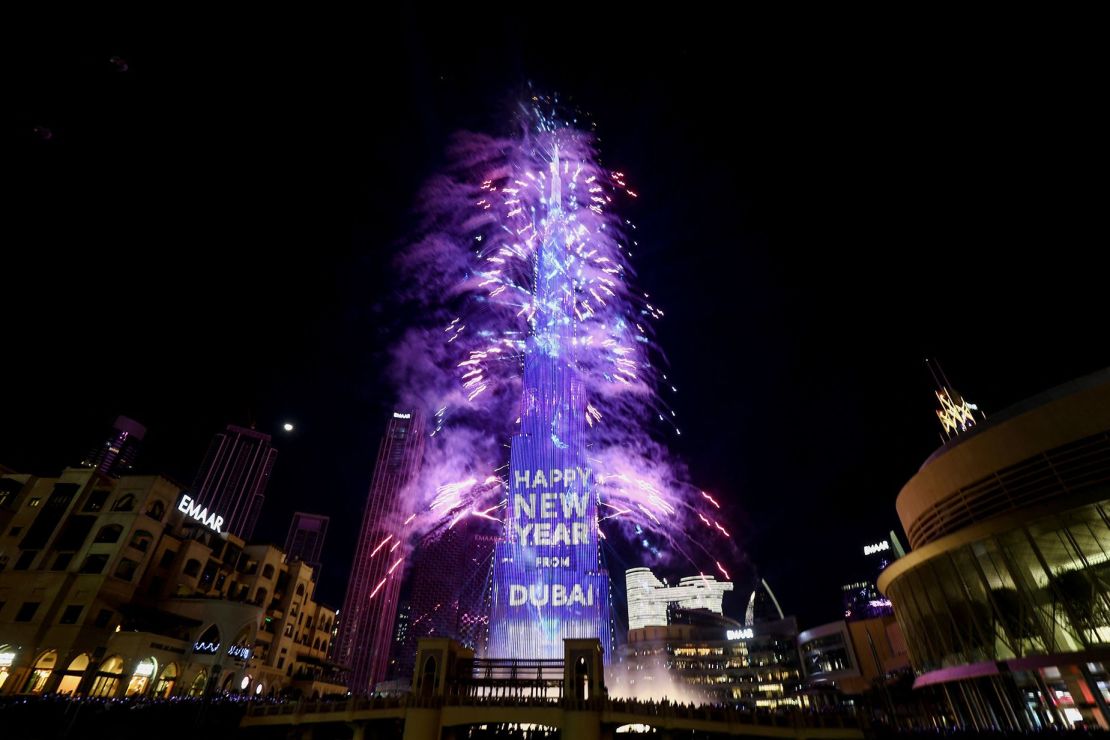 Los fuegos artificiales explotan desde el Burj Khalifa en Dubai, Emiratos Árabes Unidos, durante las celebraciones de Nochevieja el 1 de enero de 2023. Crédito: Satish Kumar/Reuters