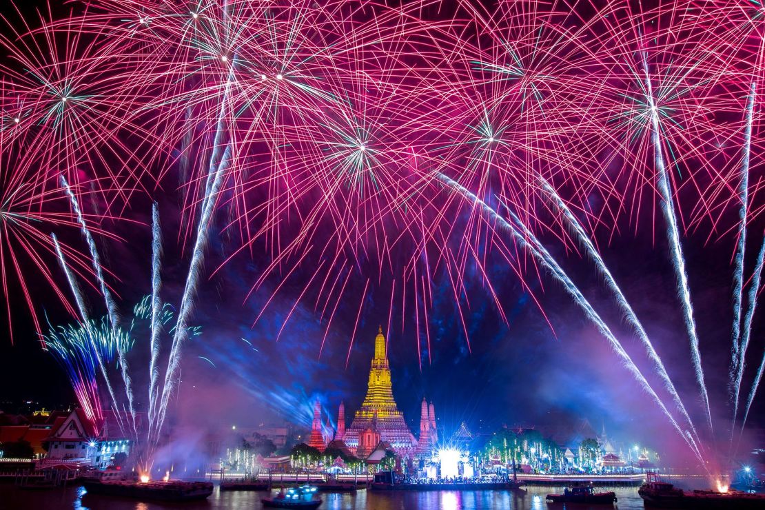 Los fuegos artificiales explotan sobre Wat Arun en Bangkok durante las celebraciones de Nochevieja el 1 de enero de 2023. Crédito: Athit Perawongmetha/Reuters