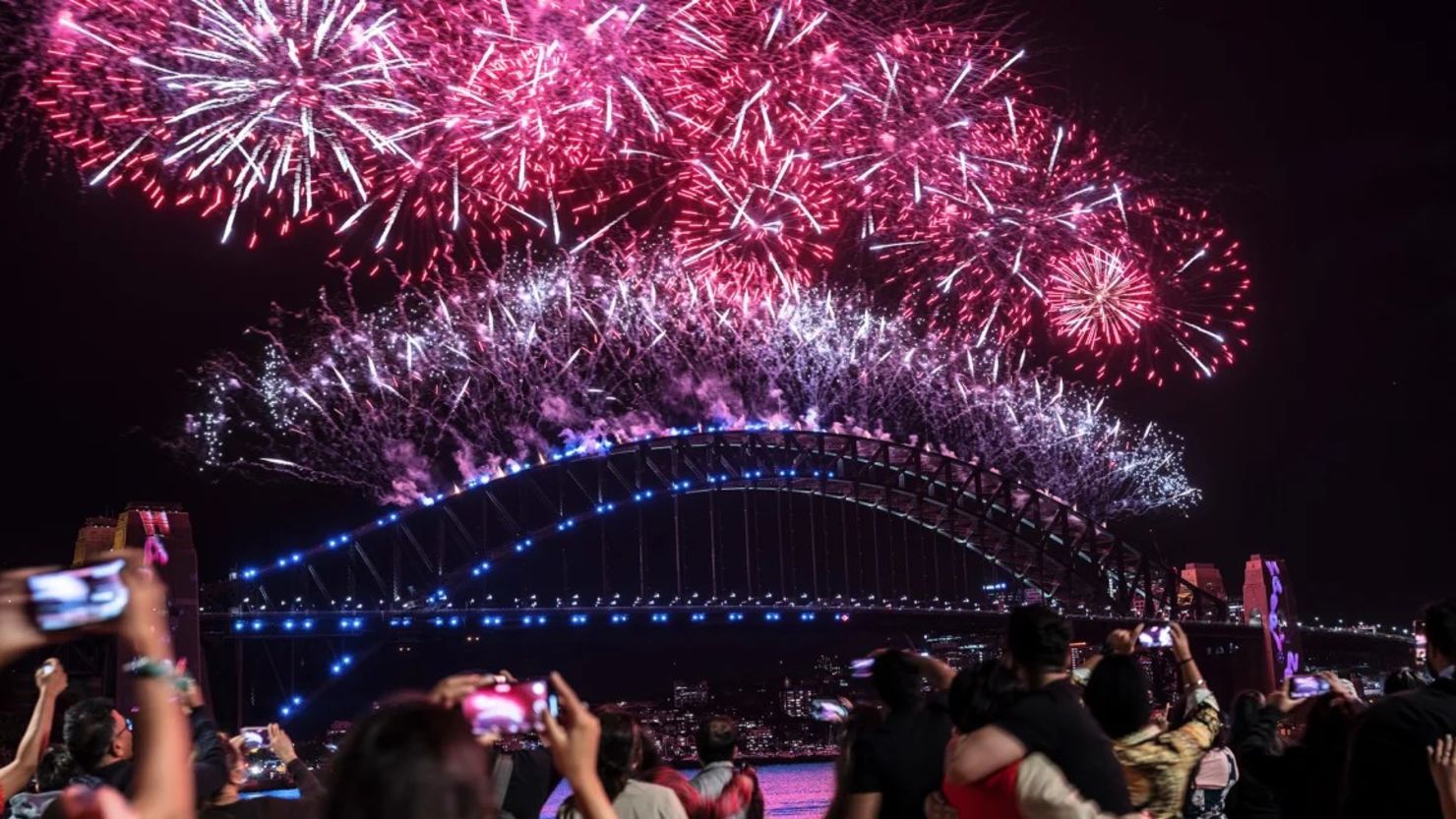 Los fuegos artificiales iluminan el cielo sobre el puerto de Sydney y su famoso puente cuando el reloj marca la medianoche del 1 de enero de 2022. Crédito: Brook Mitchell/Getty Images