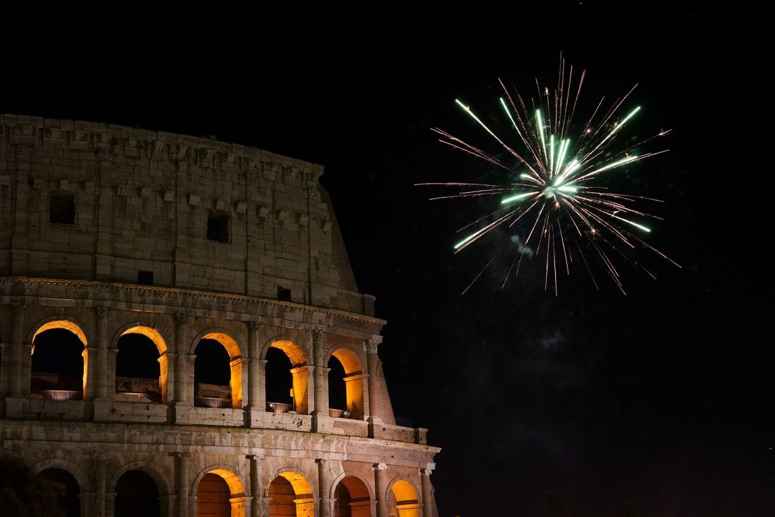 Los fuegos artificiales explotan junto al Coliseo de Roma durante las celebraciones de Año Nuevo el 1 de enero de 2019. Crédito: Andrew Medichini/AP