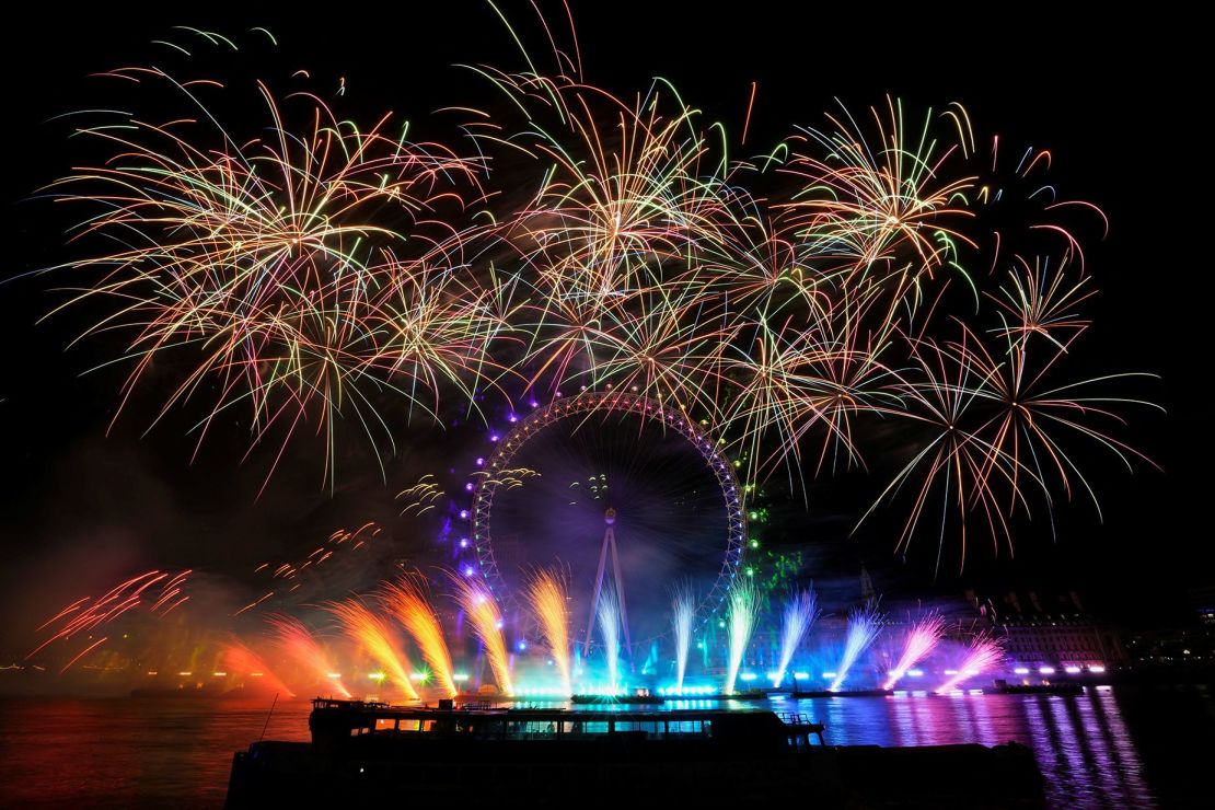 Los fuegos artificiales explotan sobre la noria del London Eye el 1 de enero de 2023. Crédito: Maja Smiejkowska/Reuters