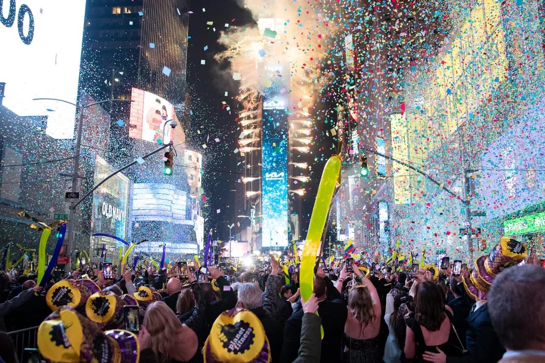 El confeti llena el aire mientras los asistentes celebran en Times Square de la ciudad de Nueva York el 1 de enero de 2022. Crédito: Liao Pan/Servicio de Noticias de China/Getty Images