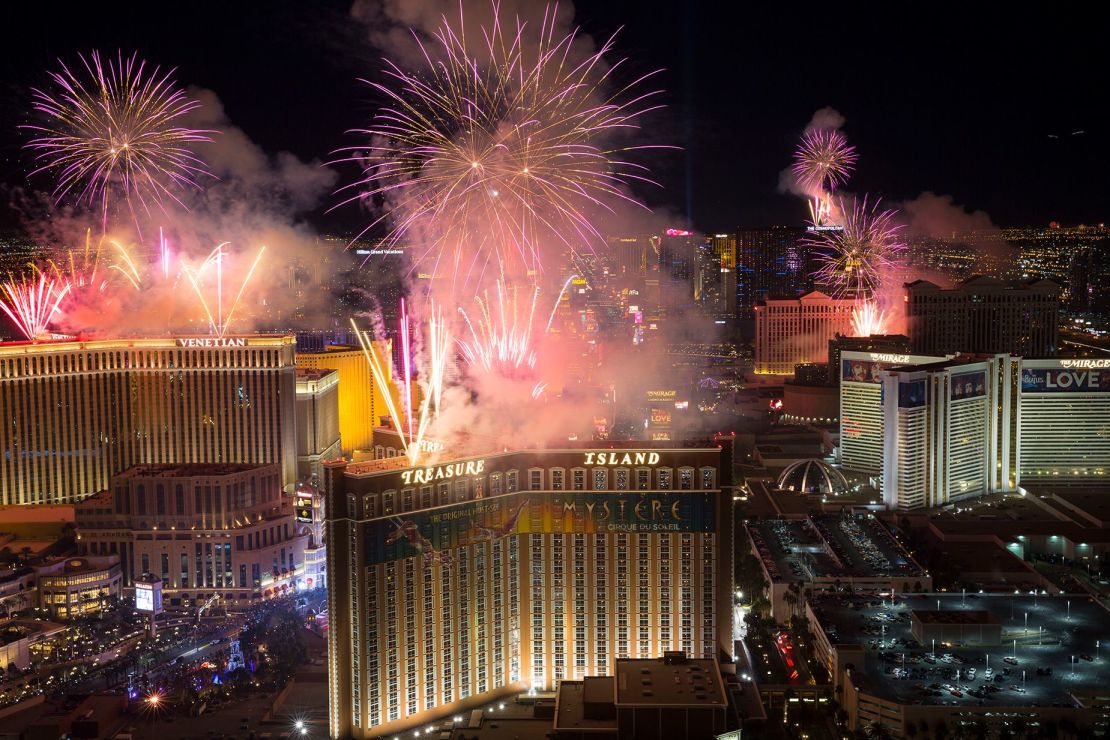 Fuegos artificiales desde lo alto de los hoteles de Las Vegas el 1 de enero de 2018. Crédito: Richard Brian/Las Vegas Review-Journal/AP