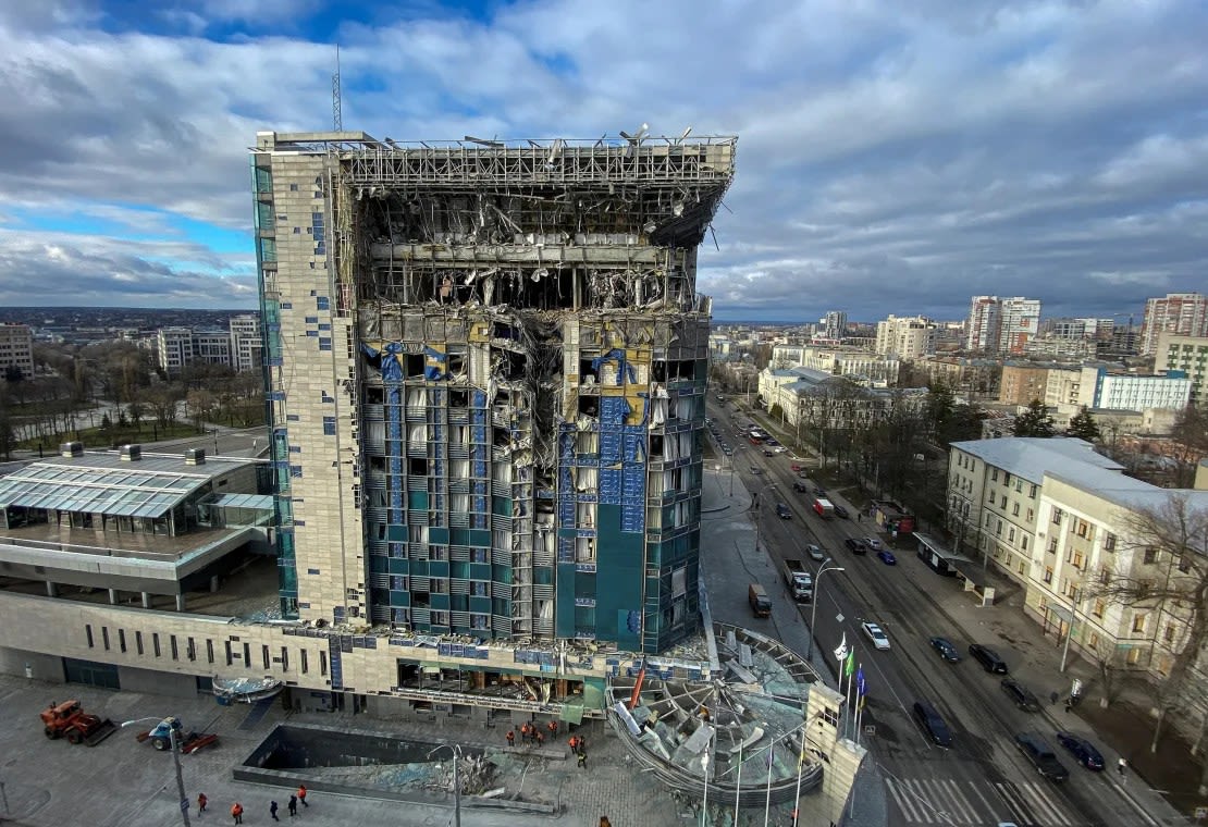 Una vista aérea muestra el Járkiv Palace Hotel gravemente dañado por un ataque con misiles rusos, en medio del ataque de Rusia a Ucrania, en Járkiv, Ucrania, el 31 de diciembre de 2023.