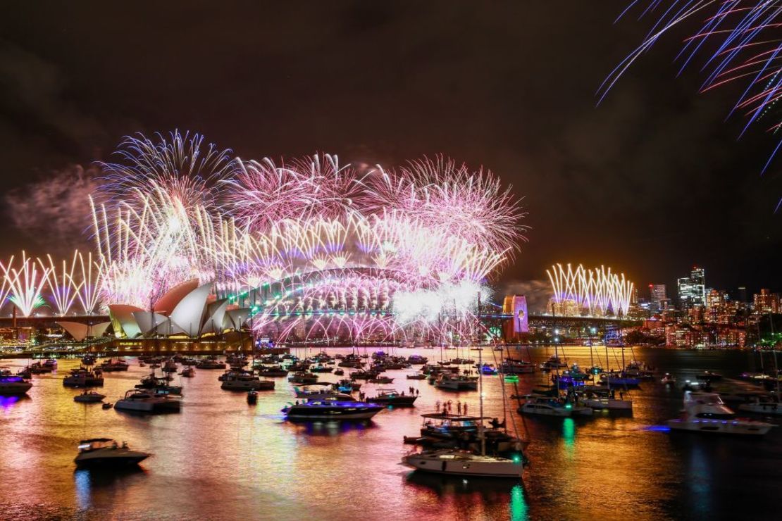 Fuegos artificiales iluminan el cielo en Sydney el 1 de enero de 2024