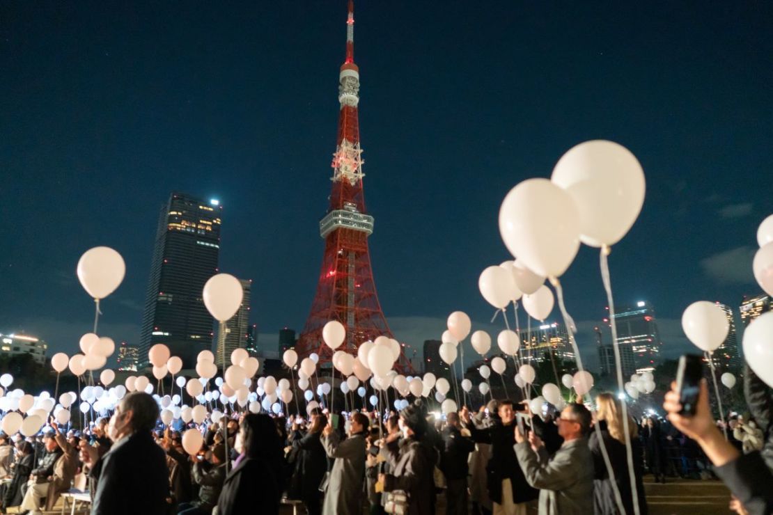 La gente suelta globos frente a la Torre de Tokio durante un evento de cuenta regresiva organizado por la Torre Prince Park de Tokio el 1 de enero de 2024 en Tokio, Japón. La gente en Tokio celebró la llegada del Año del Dragón, el signo zodiacal de 2024.