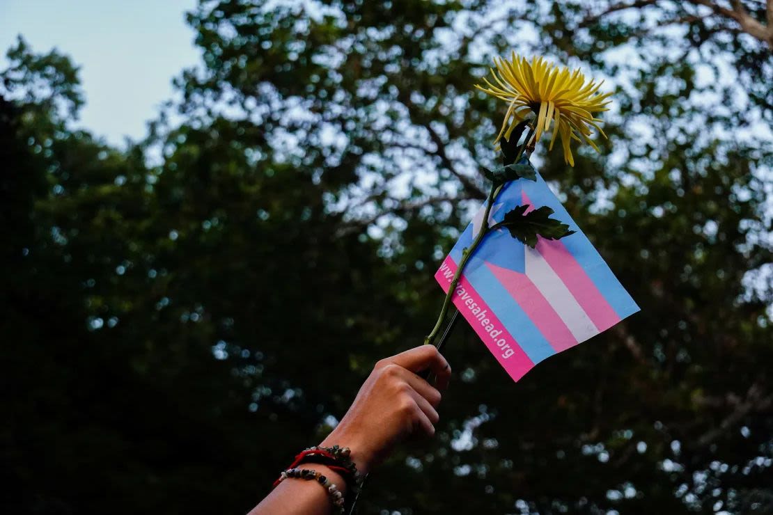 Una persona sostiene una bandera del orgullo transgénero y una flor durante una protesta en Nueva York, Estados Unidos, el 31 de mayo de 2023.