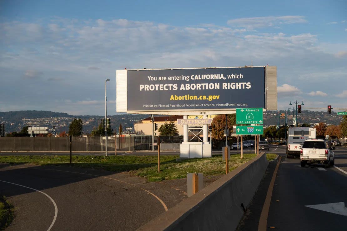 Un cartel de Planned Parenthood cerca del Aeropuerto Internacional de Oakland en octubre.