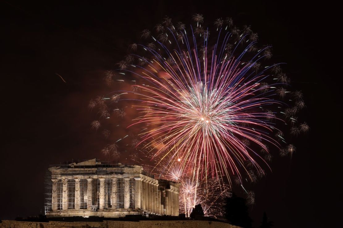 Fuegos artificiales iluminan el cielo sobre el Templo del Partenón, durante las celebraciones de año nuevo, en Atenas, Grecia, el 1 de enero de 2024.