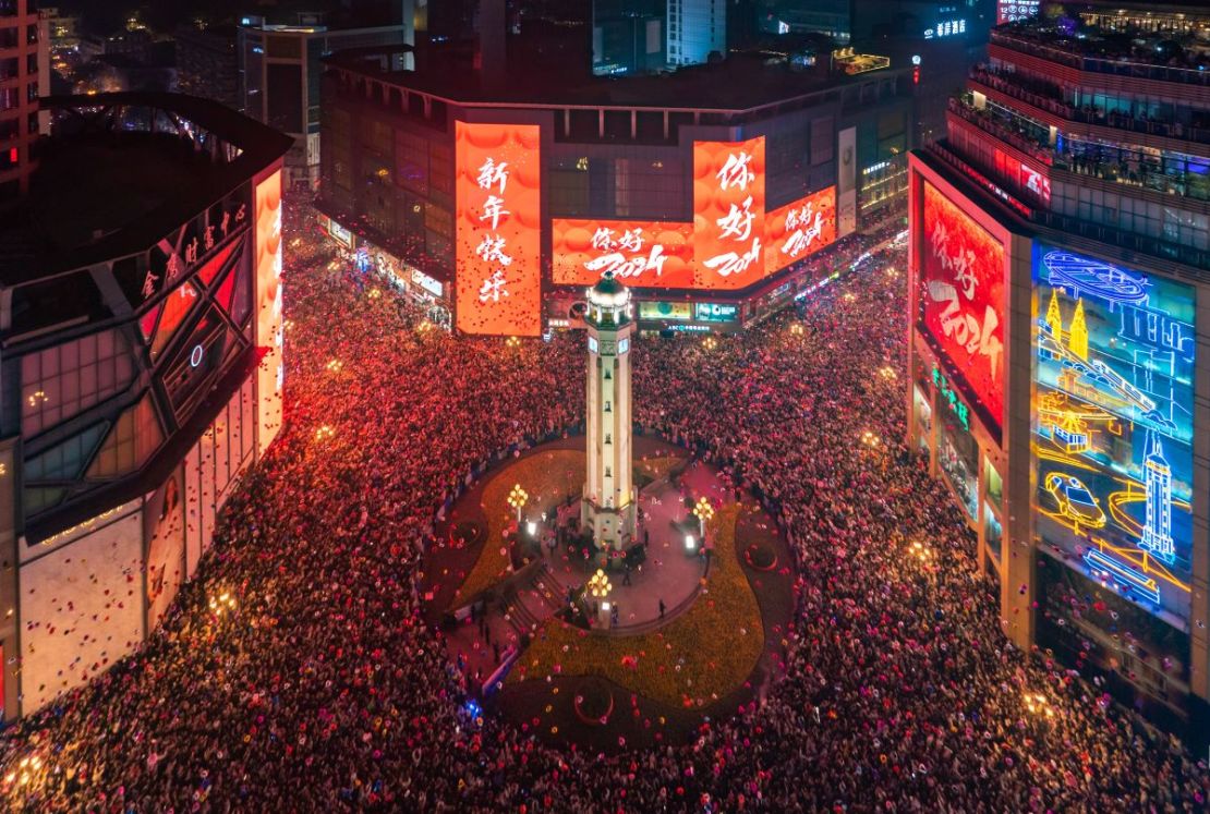 Un gran número de personas se reúnen bajo el Monumento Jiefang para escuchar la campana de año Nuevo y lanzar globos de deseos para dar la bienvenida a 2024 en Chongqing, China, 31 de diciembre de 2023.