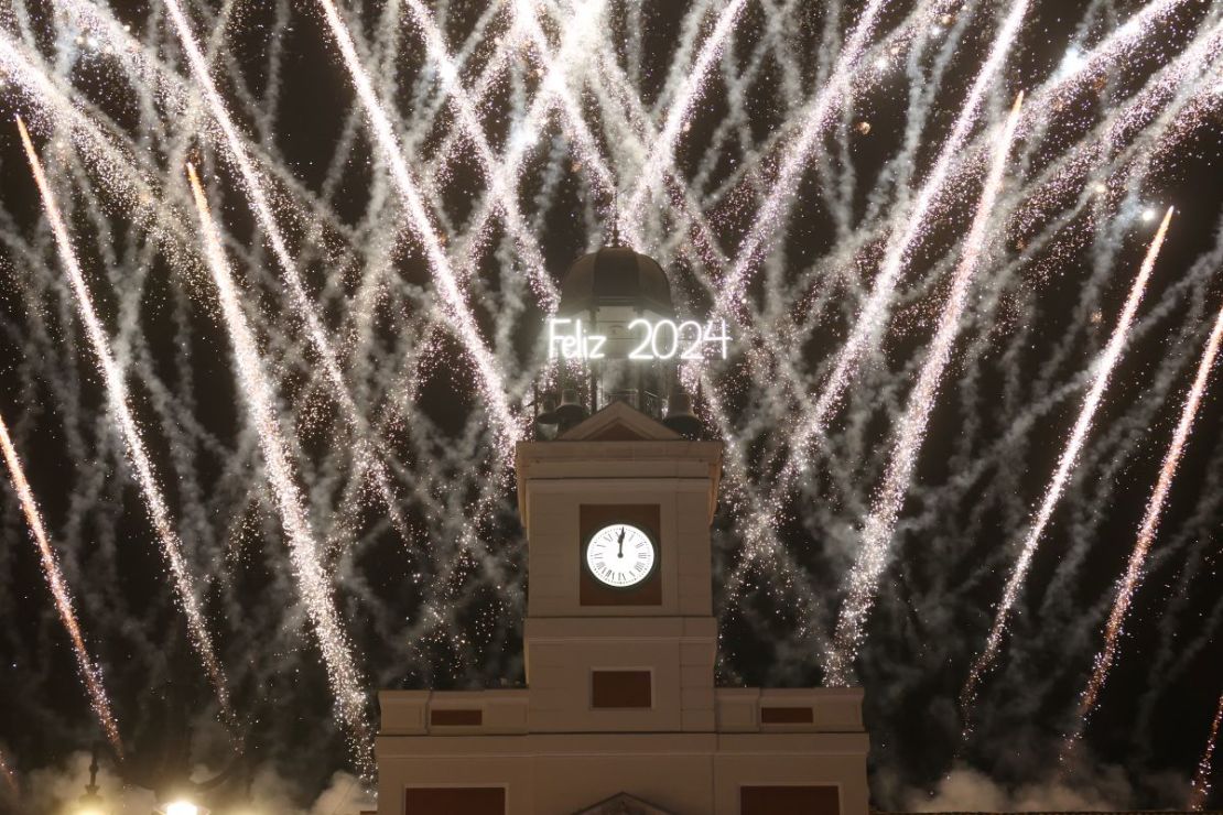 El reloj de la Real Casa de Correos celebra la llegada del 2024 con fuegos artificiales, tras las campanadas de Nochevieja 2023, en la Puerta del Sol, el 1 de enero de 2024, en Madrid, España.