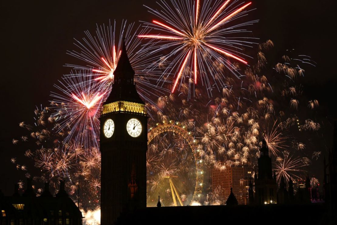 El Reino Unido celebra la llegada del Año Nuevo con fuegos artificiales en Londres.