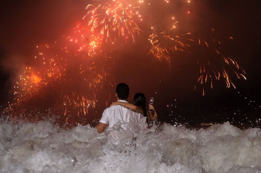 La gente recibe el año nuevo en el mar en Rio de Janeiro, Brasil. Crédito: Getty images