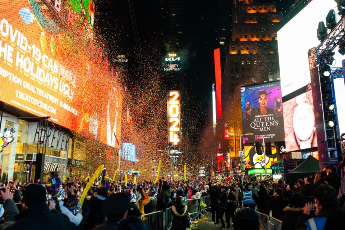 La gente celebra la víspera de Año Nuevo en Times Square el 1 de enero de 2024 en la ciudad de Nueva York.