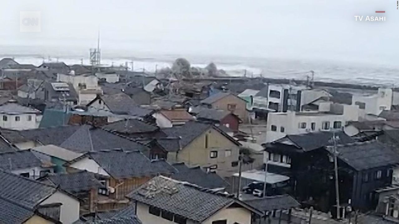 CNNE 1542651 - grandes olas son captadas en videos tras terremoto en japon