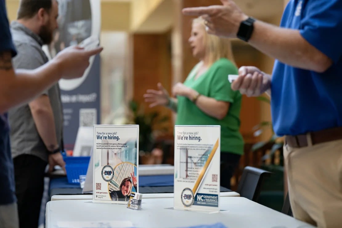 Los estudiantes asisten a la feria de carreras de TI y negocios del Cape Fear Community College en Castle Hayne, Carolina del Norte.