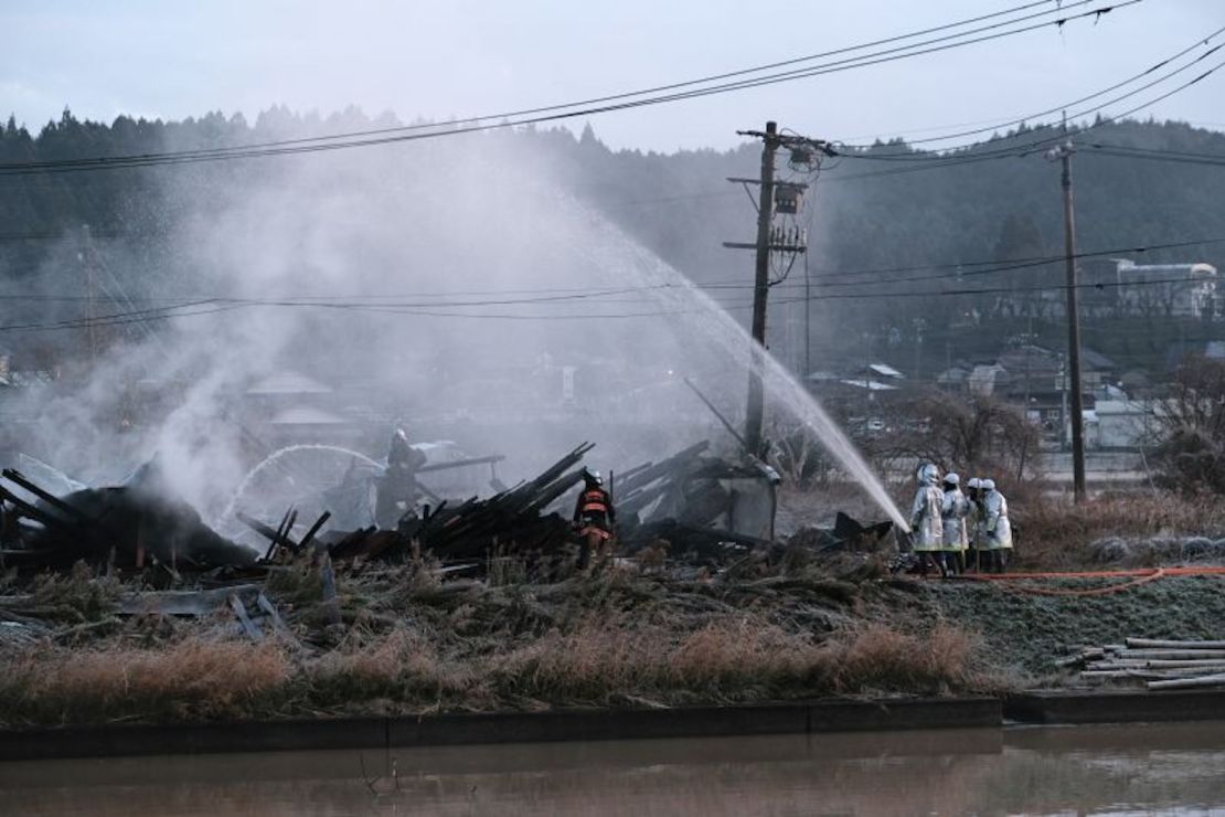 Los bomberos extinguen un incendio en Nanao, prefectura de Ishikawa, Japón, la madrugada del martes 2 de enero de 2024.