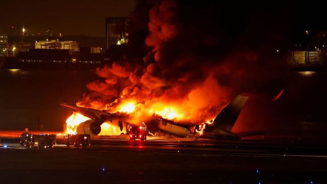 Un avión A350 de Japan Airlines en llamas en el aeropuerto internacional de Haneda en Tokio.