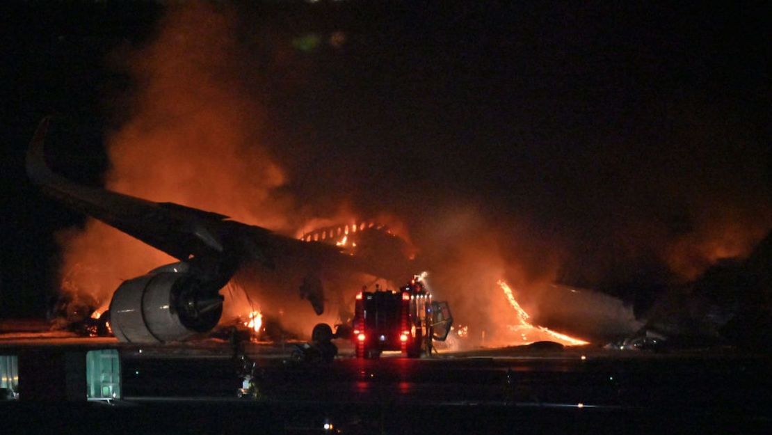 Un avión de pasajeros de Japan Airlines (JAL) es visto en llamas en la pista del Aeropuerto Internacional de Tokio en Haneda el 2 de enero de 2024. Un avión de Japan Airlines estalló en llamas en la pista del aeropuerto tokiota de Haneda el 2 de enero tras colisionar aparentemente con un avión de la guardia costera, según informan los medios de comunicación. Todos a bordo del vuelo JAL516 sobrevivieron.