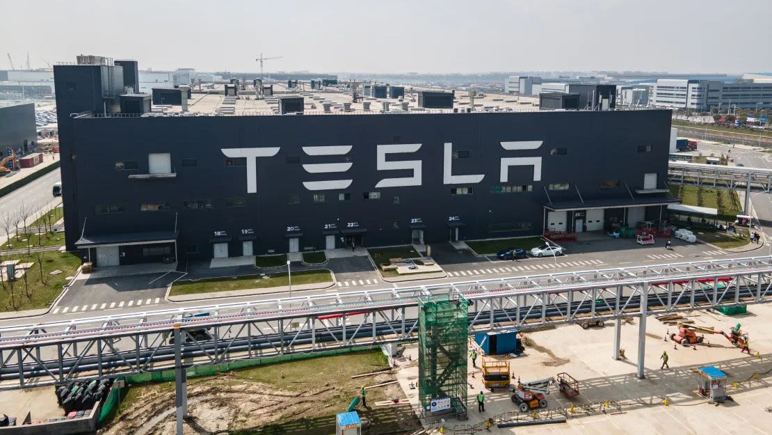Una vista aérea de la Gigafábrica de Tesla el 29 de marzo de 2021 en Shanghai, China