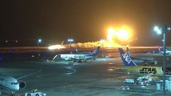 CNNE 1542961 - video del impacto del avion de japan airlines antes de incendiarse