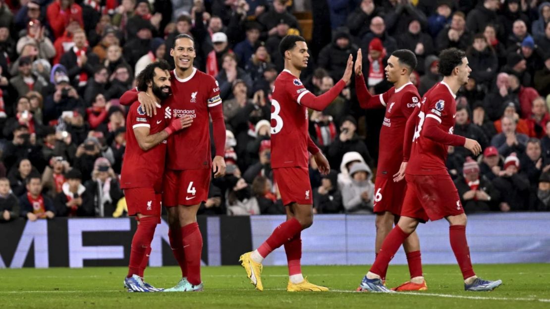 Salah celebra con sus compañeros tras marcar el cuarto gol del Liverpool ante el Newcastle.