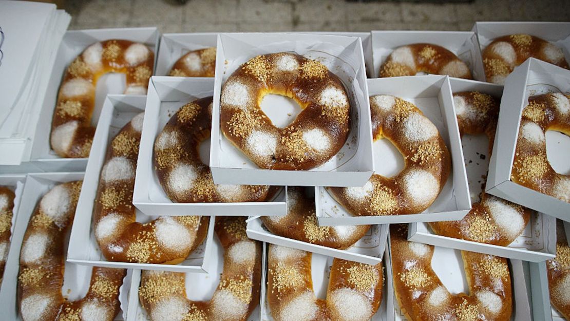 Foto de archivo. Los 'Roscones de Reyes' se colocan encima de una mesa para que se enfríen después de hornearse en la Antigua Pastelería del Pozo antes del Día de Reyes el 3 de enero de 2017 en Madrid, España.