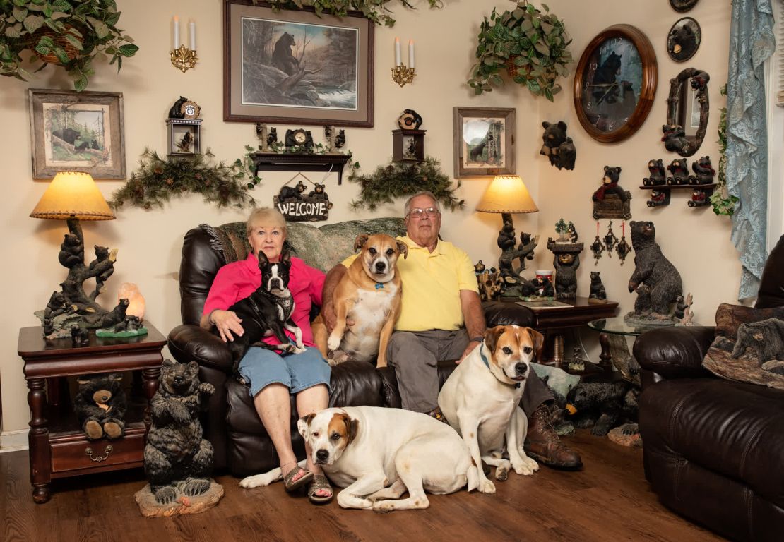 Janice y Janney Husebo, una pareja de jubilados que vive en las afueras de Asheville, han adoptado plenamente la convivencia con osos.