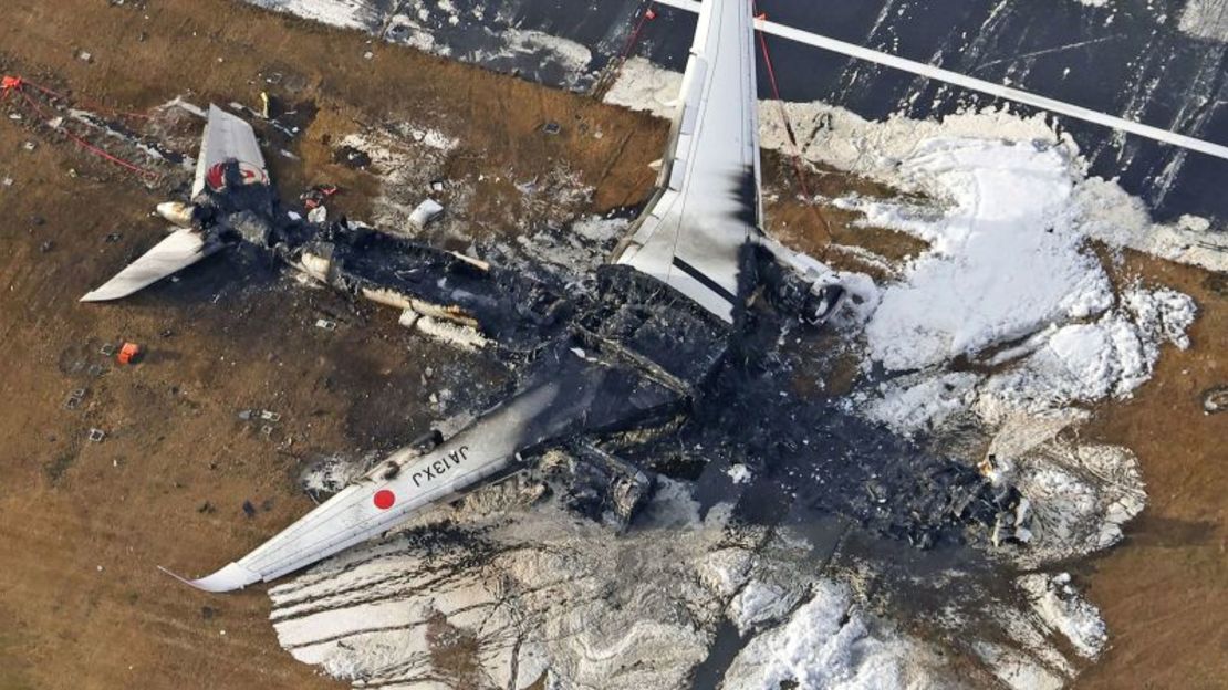 Esta fotografía aérea muestra el avión de Japan Airlines quemado en el aeropuerto de Haneda el 3 de enero de 2024, en Tokio, Japón.