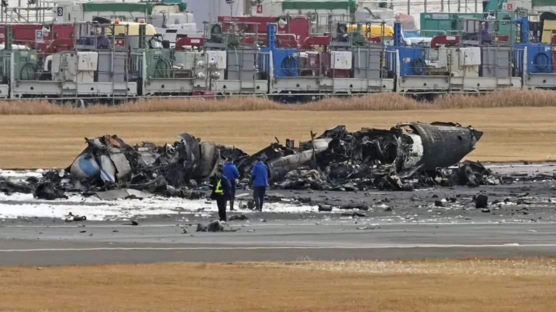 El avión de la guardia costera japonesa quemado se ve en el aeropuerto de Haneda el 3 de enero de 2024, en Tokio, Japón.