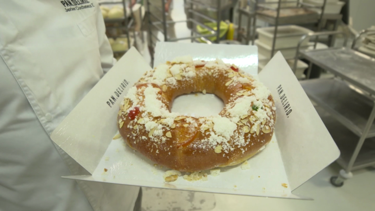 CNNE 1543356 - pastelero muestra paso a paso como preparar un roscon de reyes