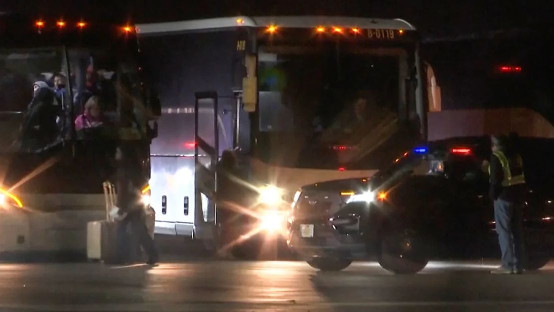 Los migrantes abordan los autobuses alrededor de la 1 a.m. del lunes en el Aeropuerto Internacional Rockford de Chicago después de llegar en avión desde San Antonio, Texas.