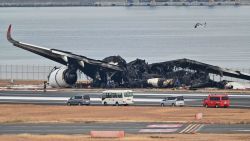 CNNE 1543499 - asi quedo el avion accidentado en un aeropuerto de japon