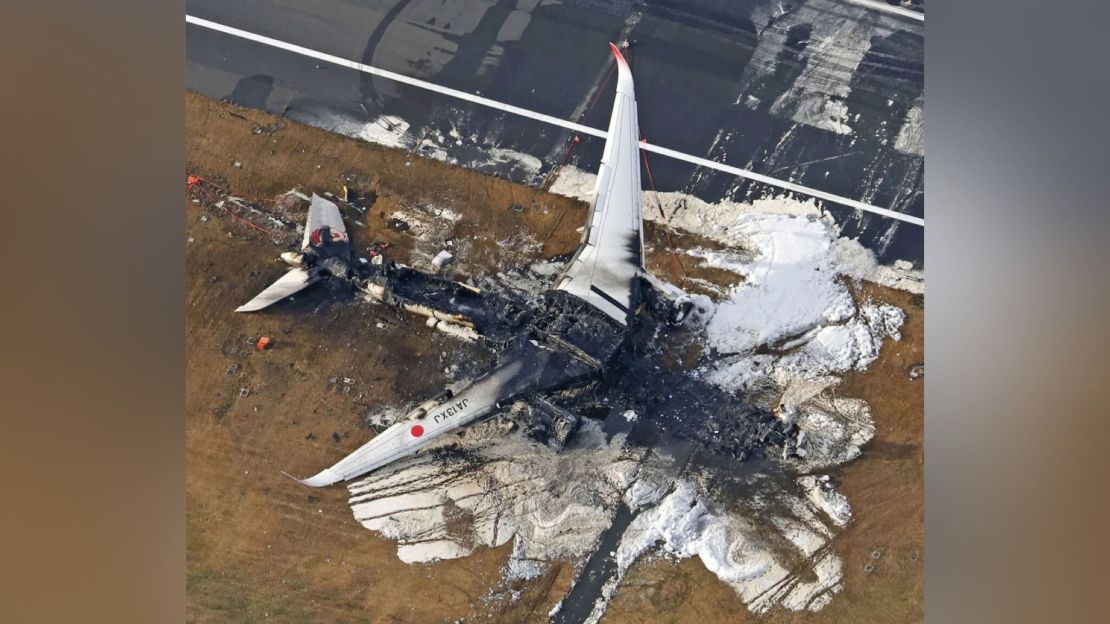 El avión de Japan Airlines, quemado en el aeropuerto de Haneda este miércoles en Tokio, Japón.