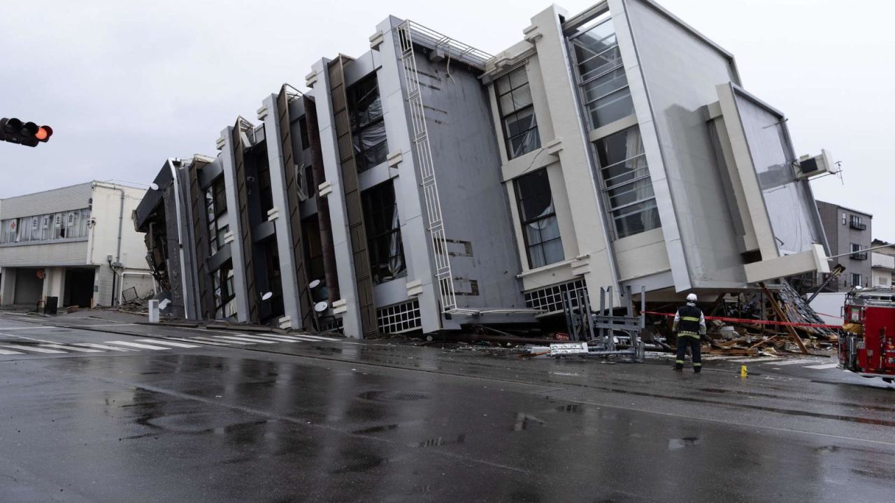 CNNE 1543509 - un auto fue "tragado" por la tierra en el terremoto de japon