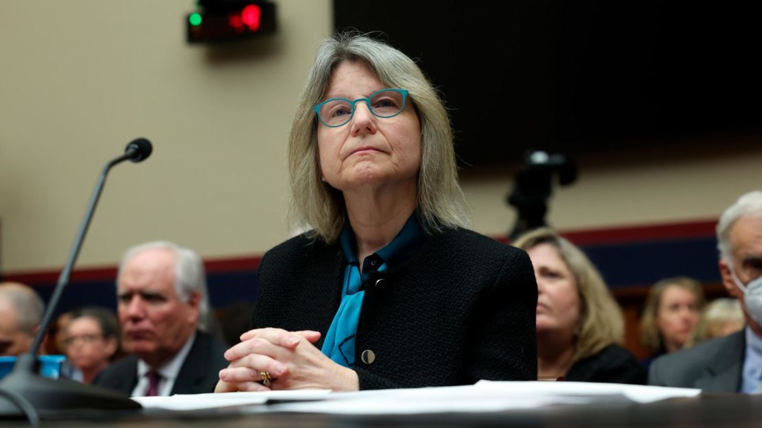 La Dra. Sally Kornbluth, presidenta del Instituto de Tecnología de Massachusetts (MIT), testifica ante la Comisión de Educación y Fuerza Laboral de la Cámara de Representantes en el edificio de oficinas de la Casa Rayburn el 5 de diciembre de 2023 en Washington, DC.