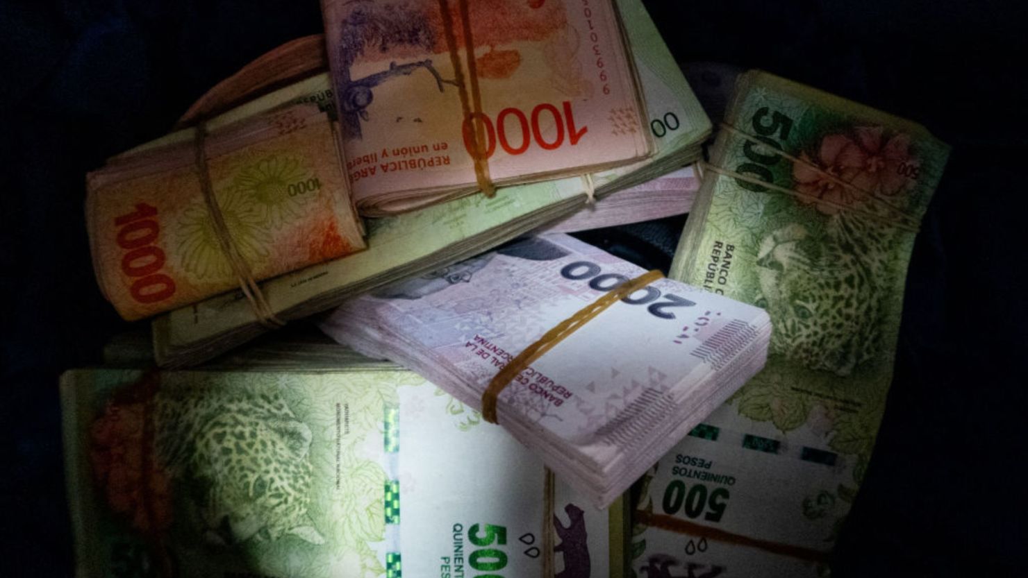 Pesos argentinos en una mochila el 4 de diciembre de 2023 en Buenos Aires, Argentina.